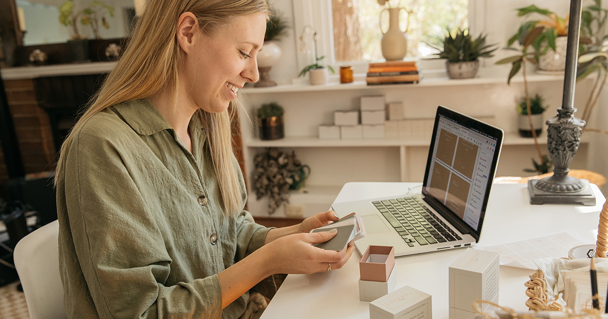 ellie-lowe-for-sendle-blog-holding-cards-the-connect-deck